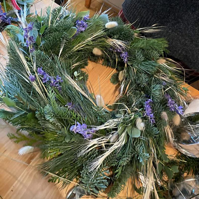 Zum Advent binden wir Weihnachtskränze